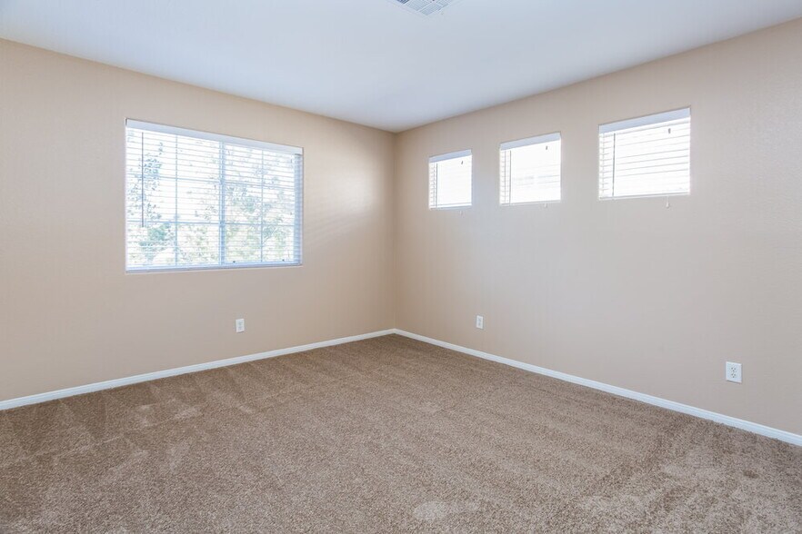 Building Photo - 3012 Sunrise Bay Ave