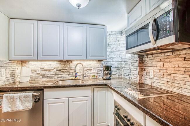 Building Photo - 1701 Elm St