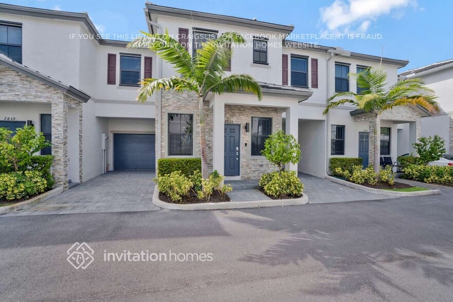 Building Photo - 2835 SW 16th Terrace