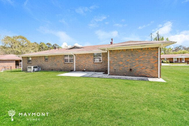 Building Photo - Charming 3 Bedroom