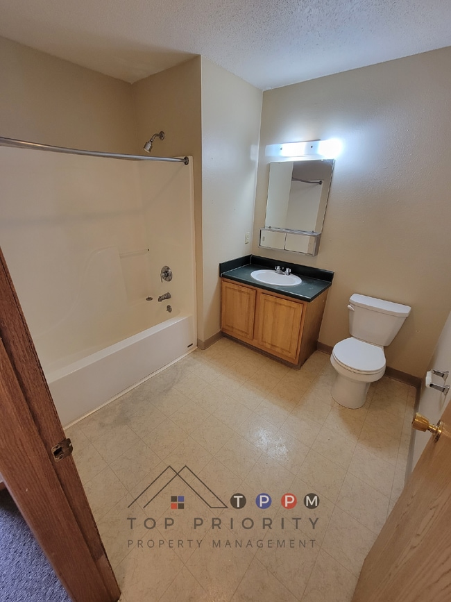 Building Photo - ** SPRING MOVE IN SPECIAL ** 2 Bedroom | 1...