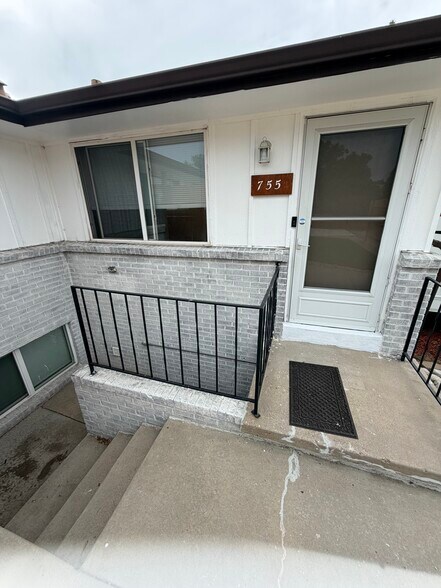 Building Photo - 755 Gardenia St