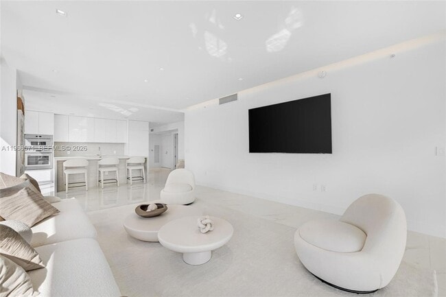 Building Photo - 700 NE 24th St