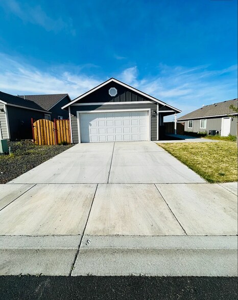 Building Photo - 395 Costanza Ave
