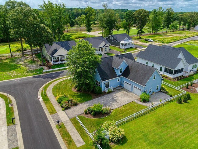 Building Photo - Spacious 3BR / 3.5BA Single family home • 2,500 Sq Ft • Baywood