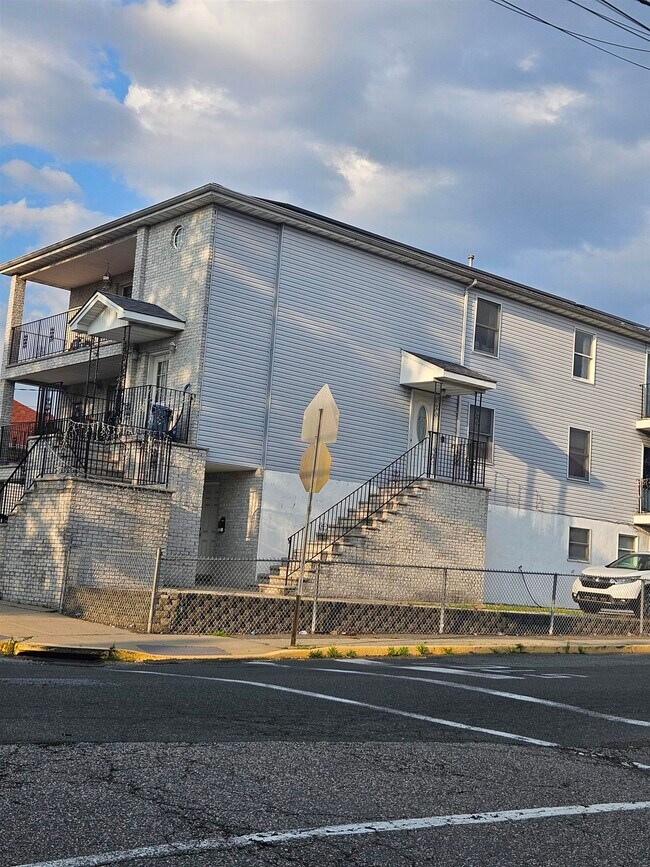 Primary Photo - 6400 Smith Ave