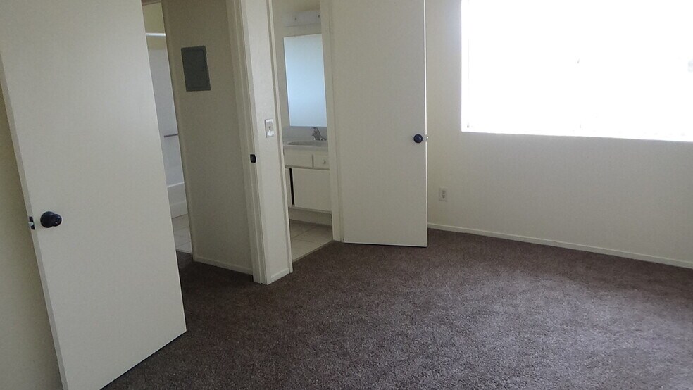 Building Photo - 701 Summerwood Ln