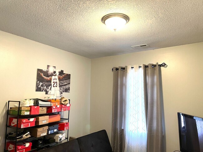Building Photo - 6817 Cedarwood Ct