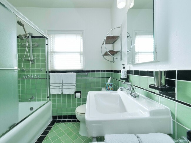 Building Photo - 1718 Le Roy Ave