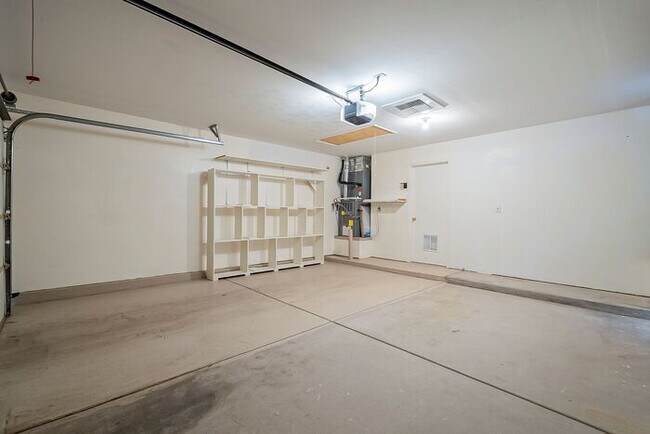 Building Photo - Warm Desert Living in La Cholla Ridge – 3 ...