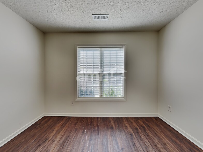 Building Photo - 5815 Regent Village Dr