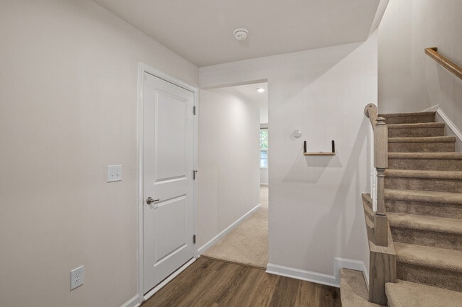 Building Photo - 915 Romeria Dr