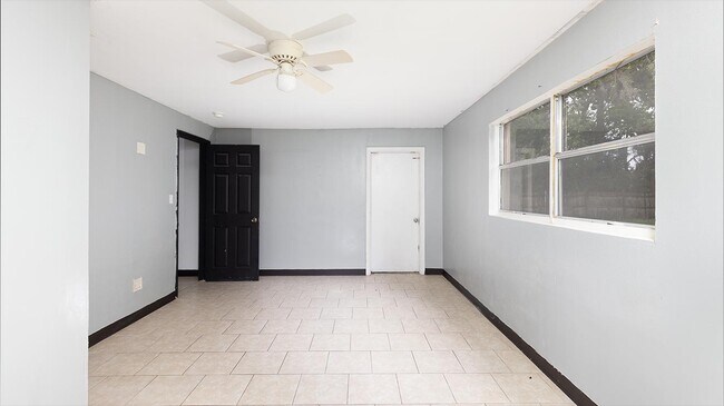 Building Photo - 420 S Caroline St