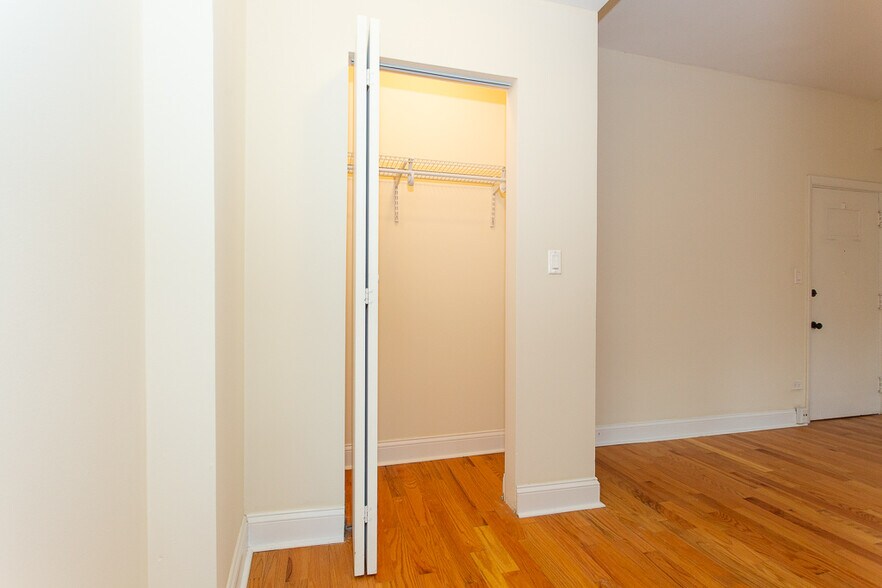 Building Photo - 4738 N Hermitage Ave