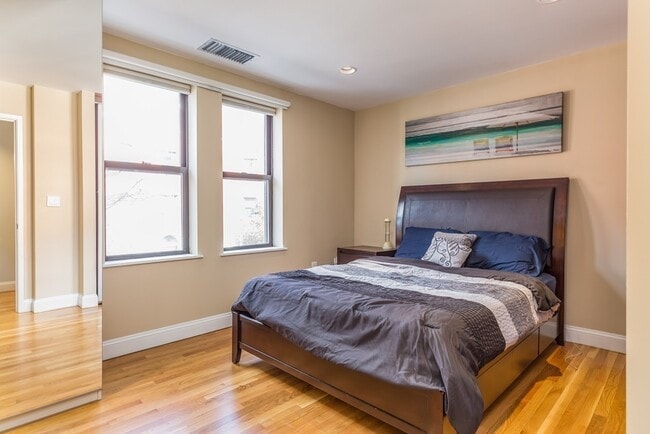 Building Photo - 108 Gainsborough St