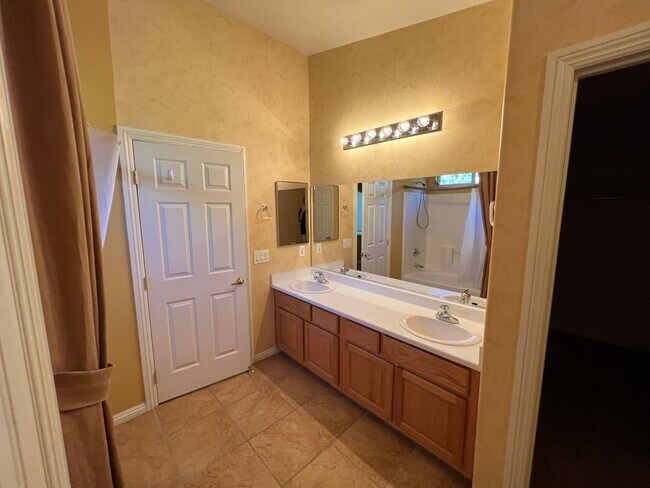 Building Photo - Coming Soon!!! 8-1-25 Great former model h...