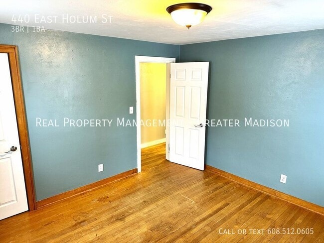 Building Photo - Gorgeous Deforest house for rent with many...