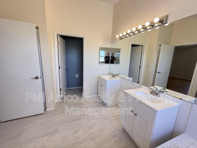 Building Photo - 12653 Longcrest Dr