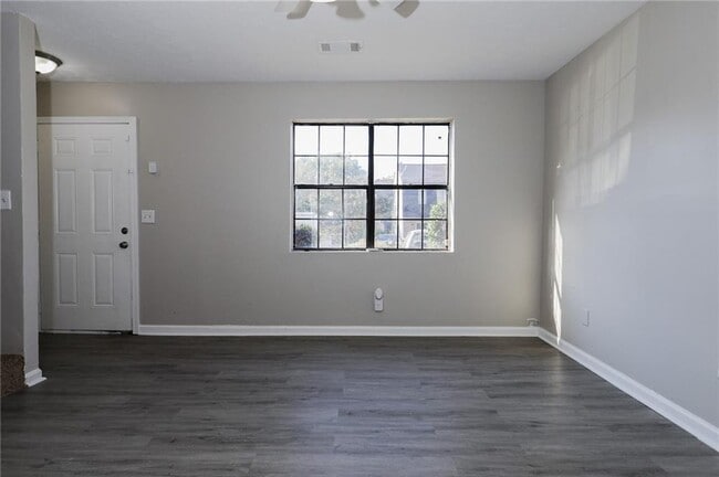 Building Photo - 7000 Oakhill Cir