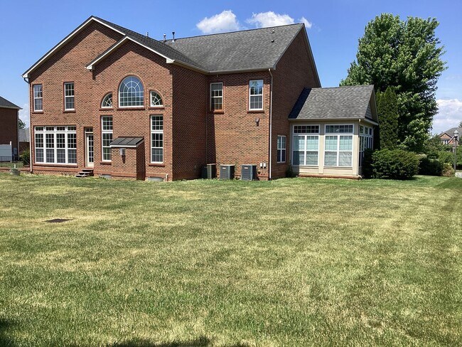 Building Photo - House in Country Club Estates