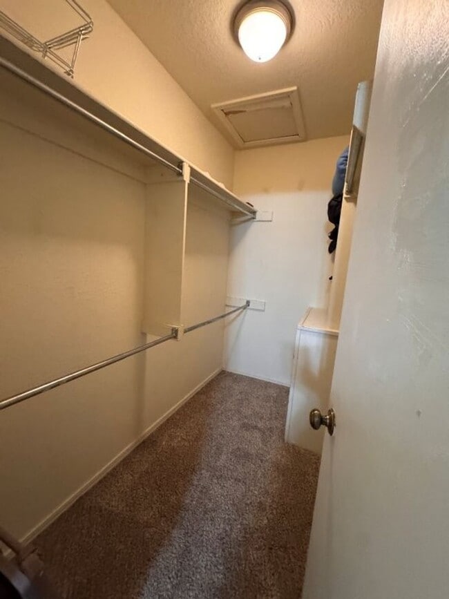 Building Photo - Fully Furnished 3 bedroom, close to everything! Flexible terms, easy application process!