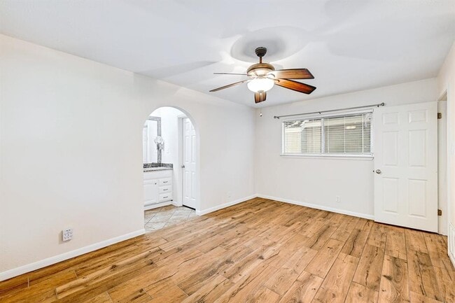 Building Photo - 9403 Longvale Dr