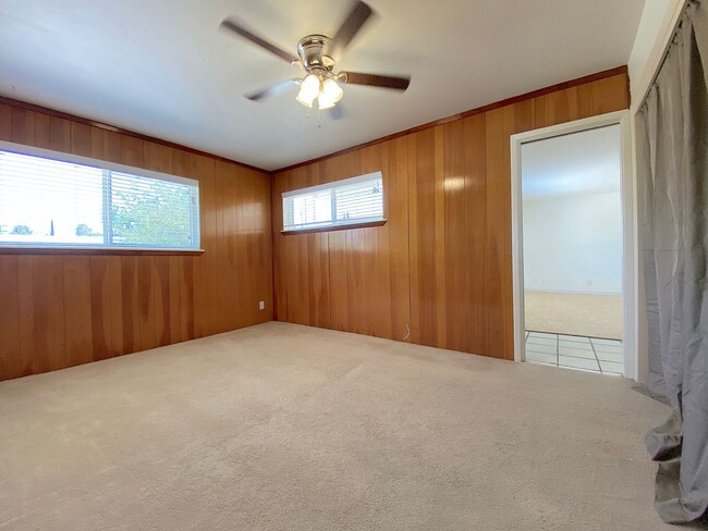 Building Photo - Northeast El Paso 4 bed(possible 5th) with...