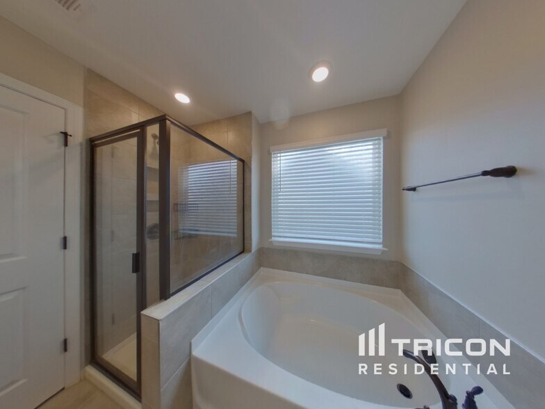 Building Photo - 715 Pollyanna Dr