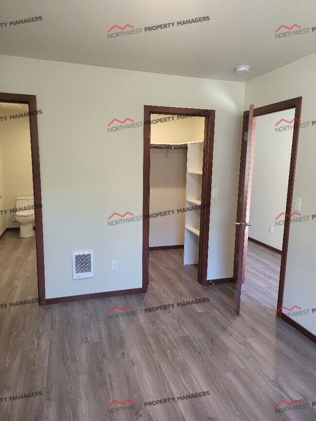 Building Photo - R289A