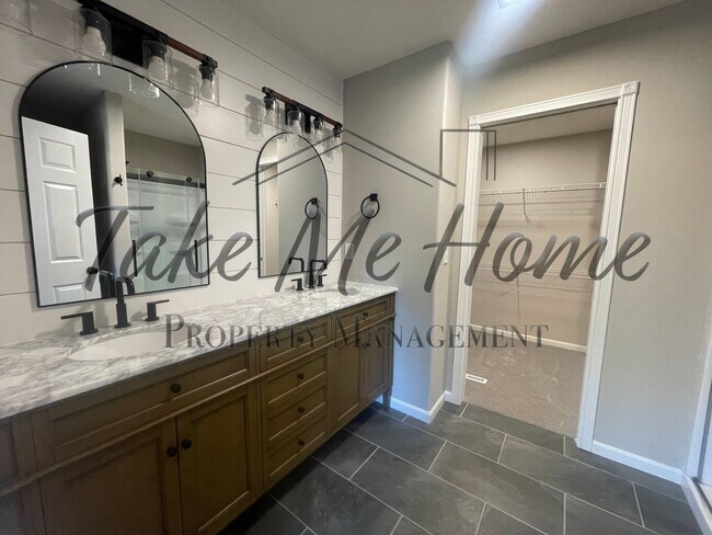 Building Photo - 4 Bedroom in Willard School District!