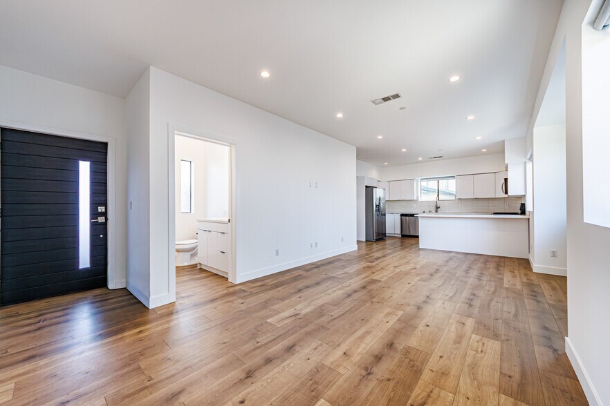 Building Photo - 705 N Benton Way