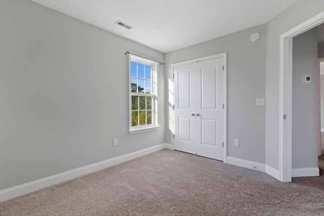 Building Photo - Close to Air Station/Camp Lejeune