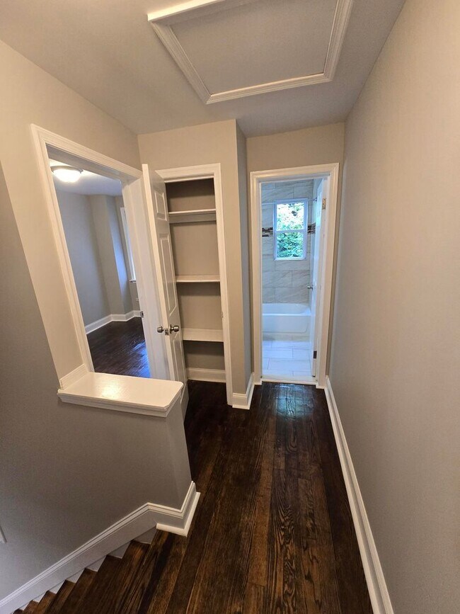 Building Photo - Beautiful 1 Bedroom w/ Den town home located in Dundalk.