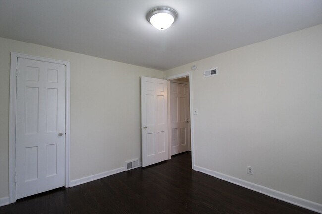 Building Photo - One Bedroom Duplex in North Kansas City