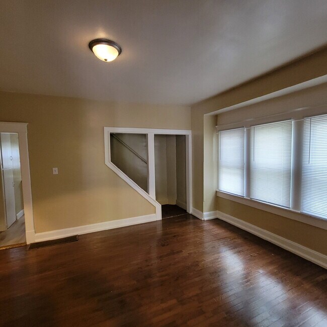 Building Photo - Beautiful 3 Bedroom