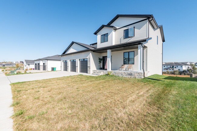 Building Photo - Beautiful Single Family Home in North Bismarck