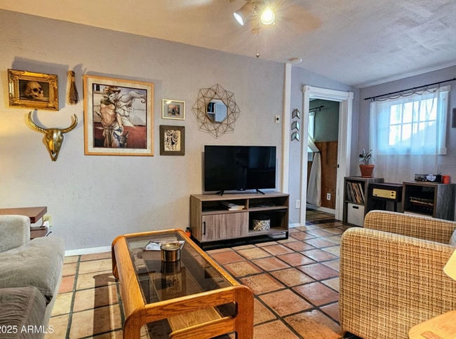 Building Photo - 25 Sowles Ave