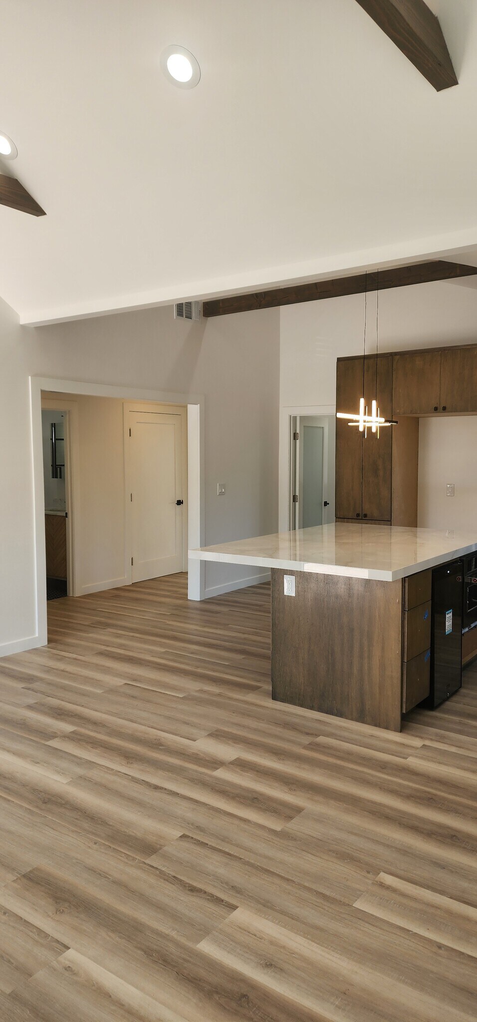 Building Photo - 950 N Kingsley Dr