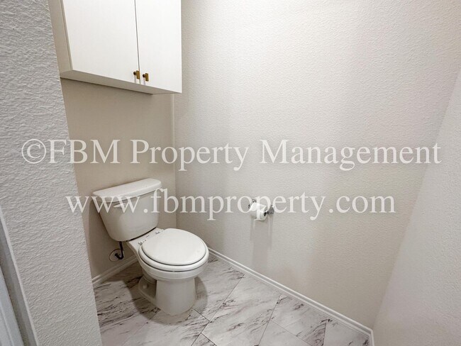 Building Photo - 264 Thoroughbred St