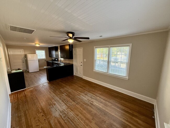 Building Photo - Single Family Ranch 2 Bed