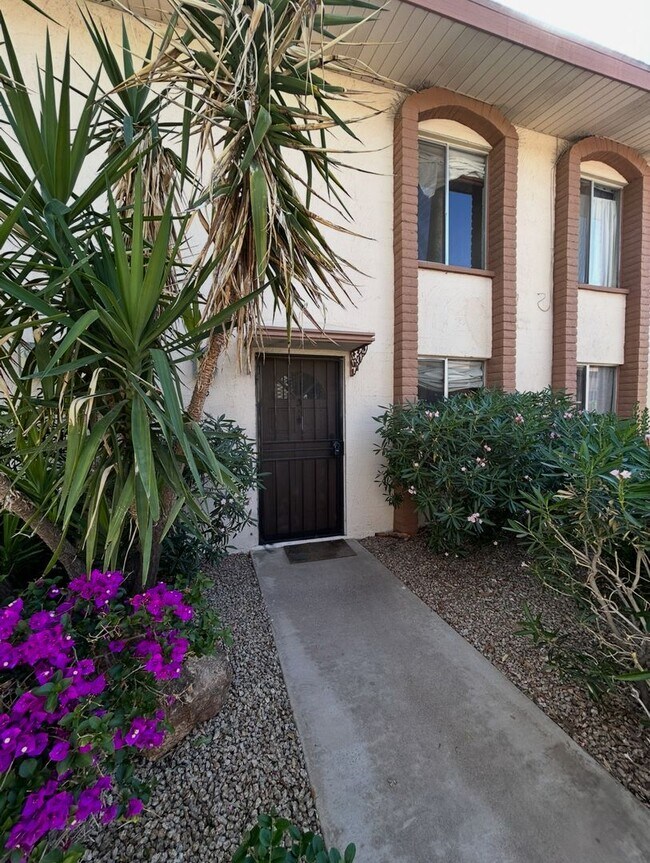 Building Photo - Prime Scottsdale Location! 2 bed 1.5 bath with community pool