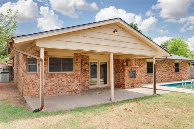 Building Photo - 2508 NE Turtle Creek Dr