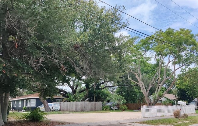 Building Photo - 912 Lakeview Rd