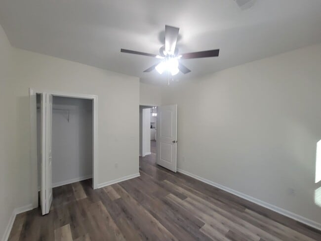 Building Photo - 2122 Circular Dr