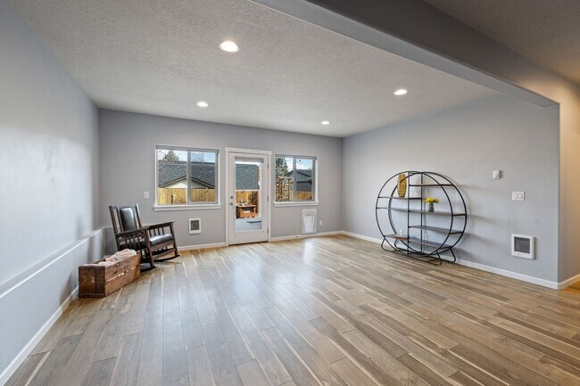 Building Photo - SW Redmond 4 Bedroom Home