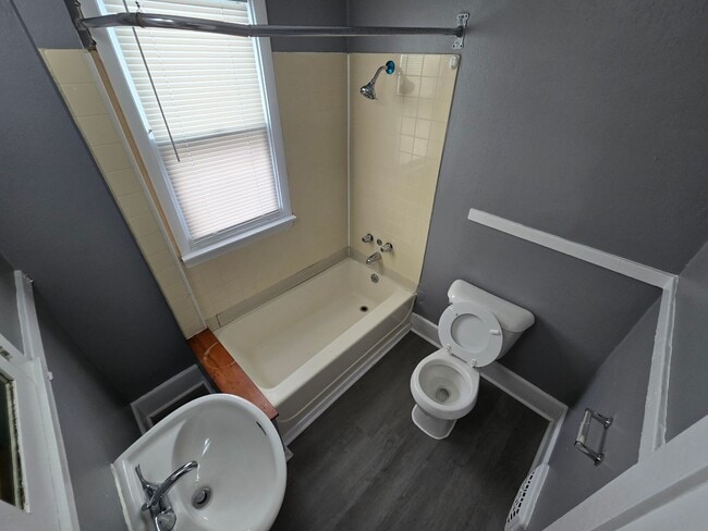 Building Photo - 3 Bedroom House