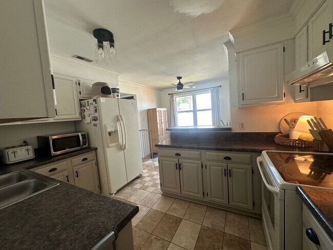 Building Photo - 3BR / 2BA with Garage Close to Dam Neck in...