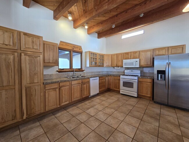 Building Photo - 19 Camerada Rd