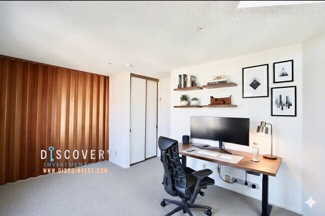 Building Photo - Spacious One Plus Bedroom Condominum off Broadway Terrace
