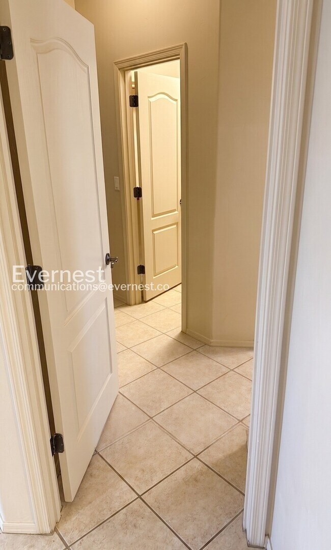 Building Photo - 3-Bed/2-Bath Home with Fenced Yard and Garage Parking/ Pet Friendly/Voucher Accepted/ Available S...